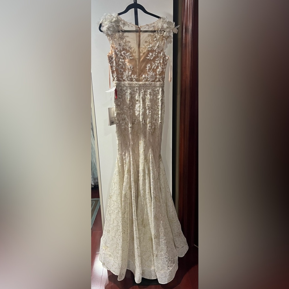 High neck shoulder flower detail mermaid gown - Picture 9 of 11